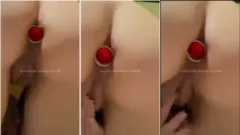 ¡Niña desnuda tocándose mientras usa un plug anal muy sabroso