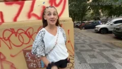 Rubia de ojos azules haciendo lo mejor que puede por dinero
