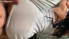 Video porno anal con morena audaz, mostrando su cuerpo desnudo y el más grande allá arriba