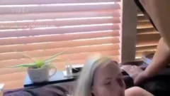 Pirocudo sacudiendo el culo de la rubia loca por detrás