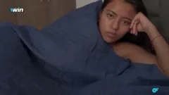Una joven ingenua acaba teniendo una intensa experiencia con su madrastra