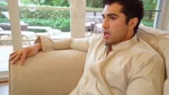 Una sirvienta árabe irresistiblemente sexy pasando una noche caliente con su jefe militar
