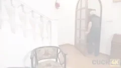 Ver a tu ardiente esposa rubia divirtiéndose con otro chico es suficiente para dejar a cualquiera con un sabor amargo en la boca